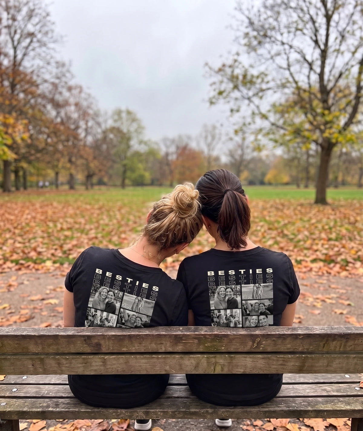 Zwei Freundinnen auf einer Parkbank im Besties T-Shirt, fünf Fotos im Rückendruck