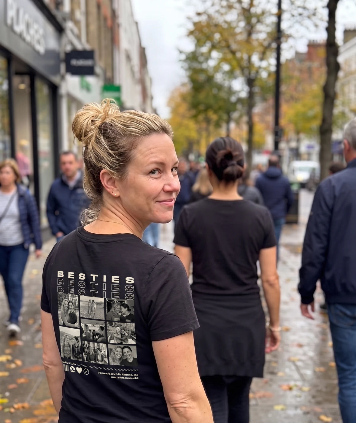 Besties T-Shirt in der Stadt getragen, acht Fotos im Rückendruck