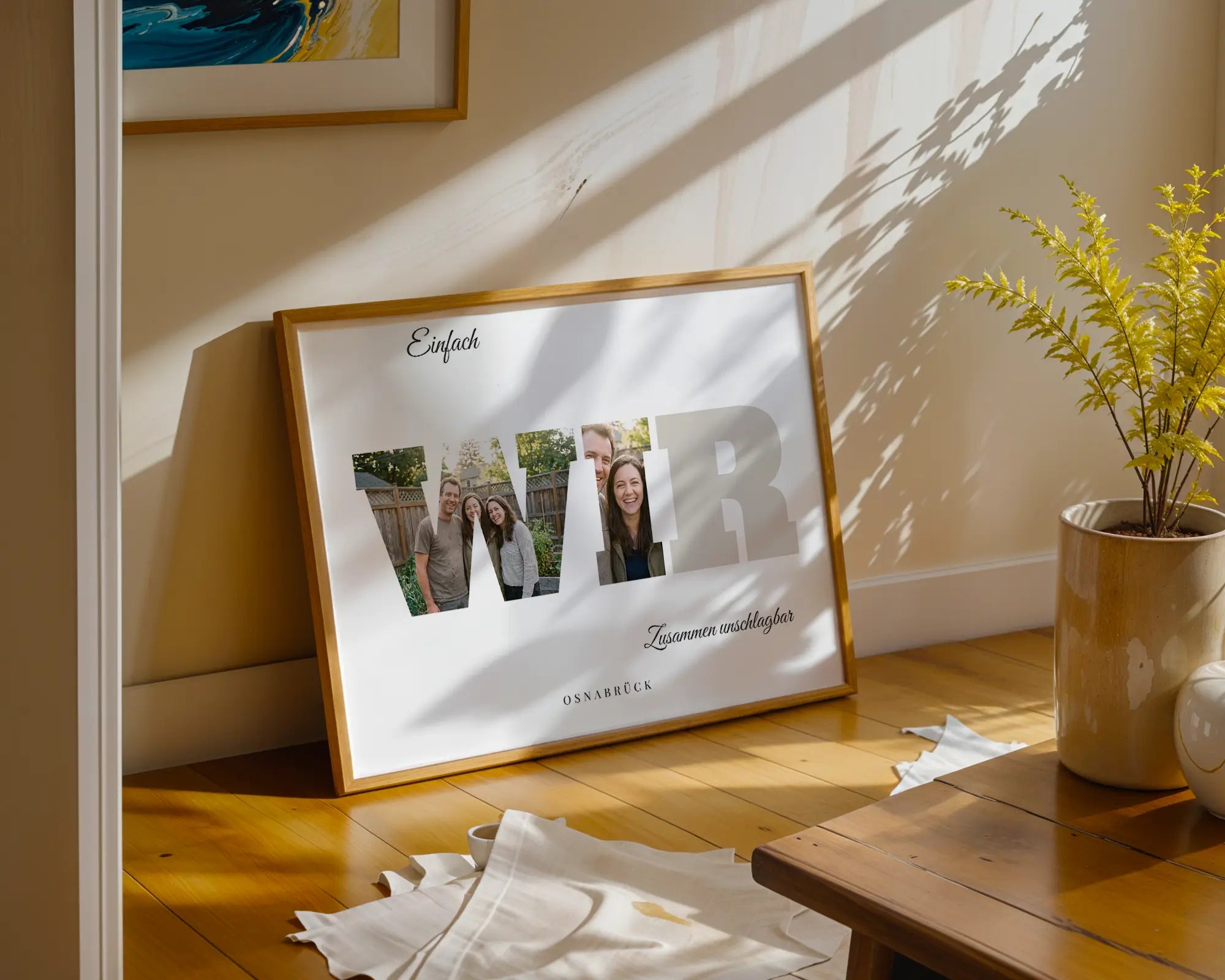 Buchstaben-Poster WIR im Wohnraum